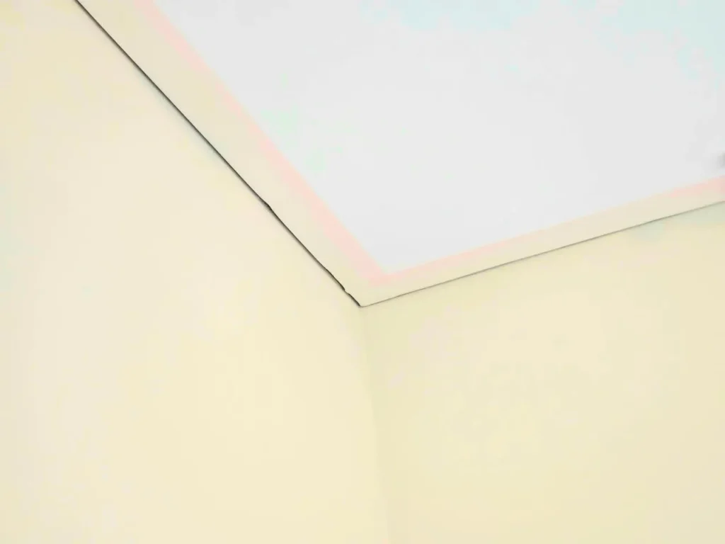 Sienos ir lubų kampo paruošimas dažymui su apsaugine juosta