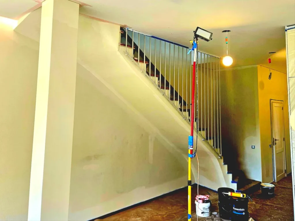Sienos dažymo darbai prie laiptų – paruošta aplinka, reikalingas apšvietimas