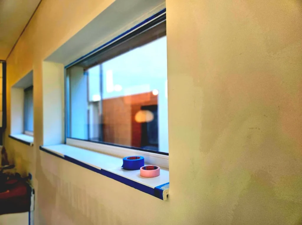 Sienų apdaila aplink langus – dažymo darbų eiga su apsaugomis