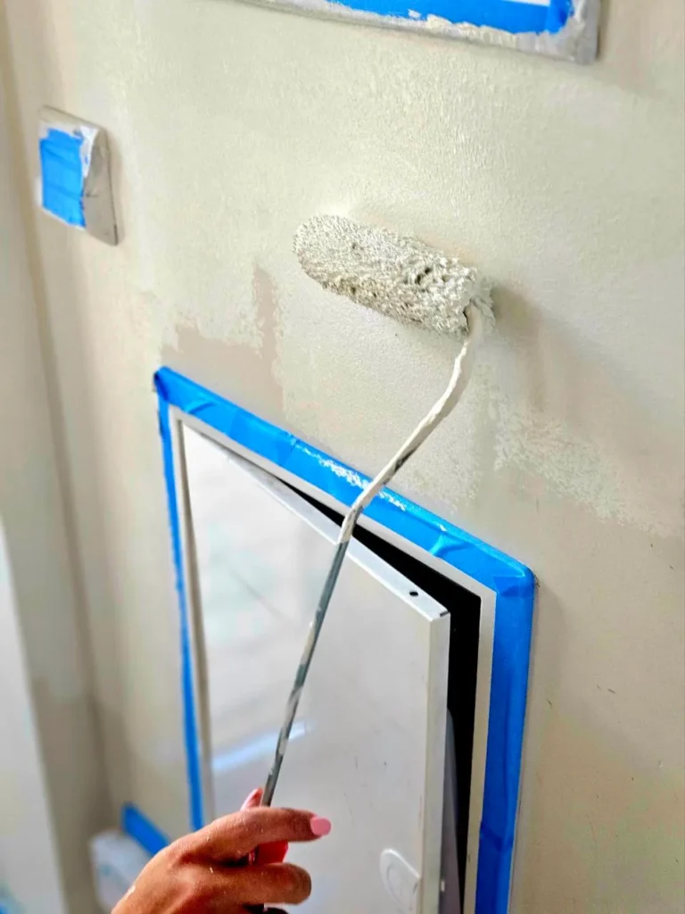 Sienos dažymo procesas su voleliu – kruopštus apdailos darbas